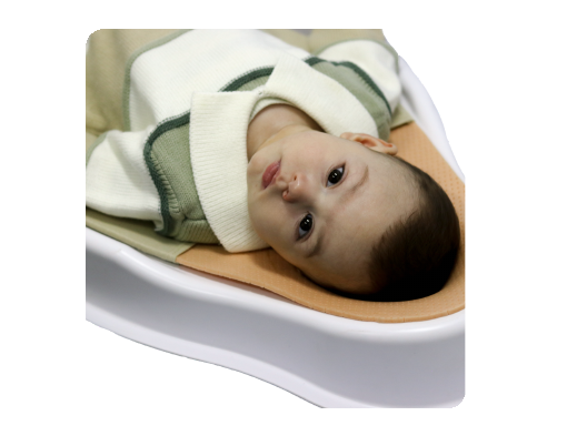 Bebê deitado sobre a camada escolhida do POSI Baby